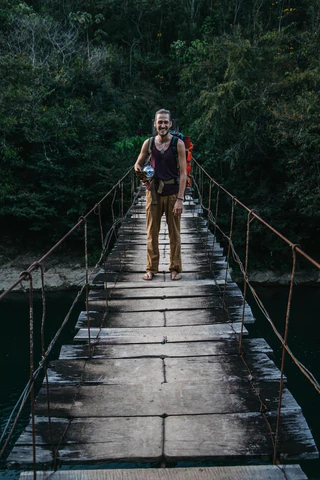 Ora Cacao, Jonas crossing Chivite bridge