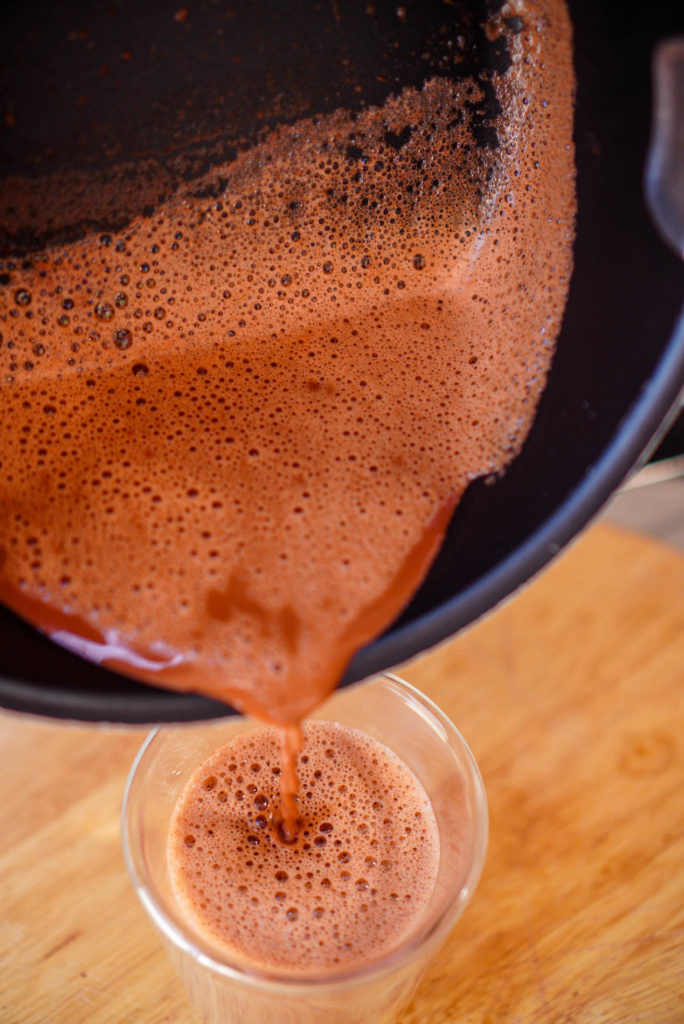 Vai Cacao Lenca pourring in a cup