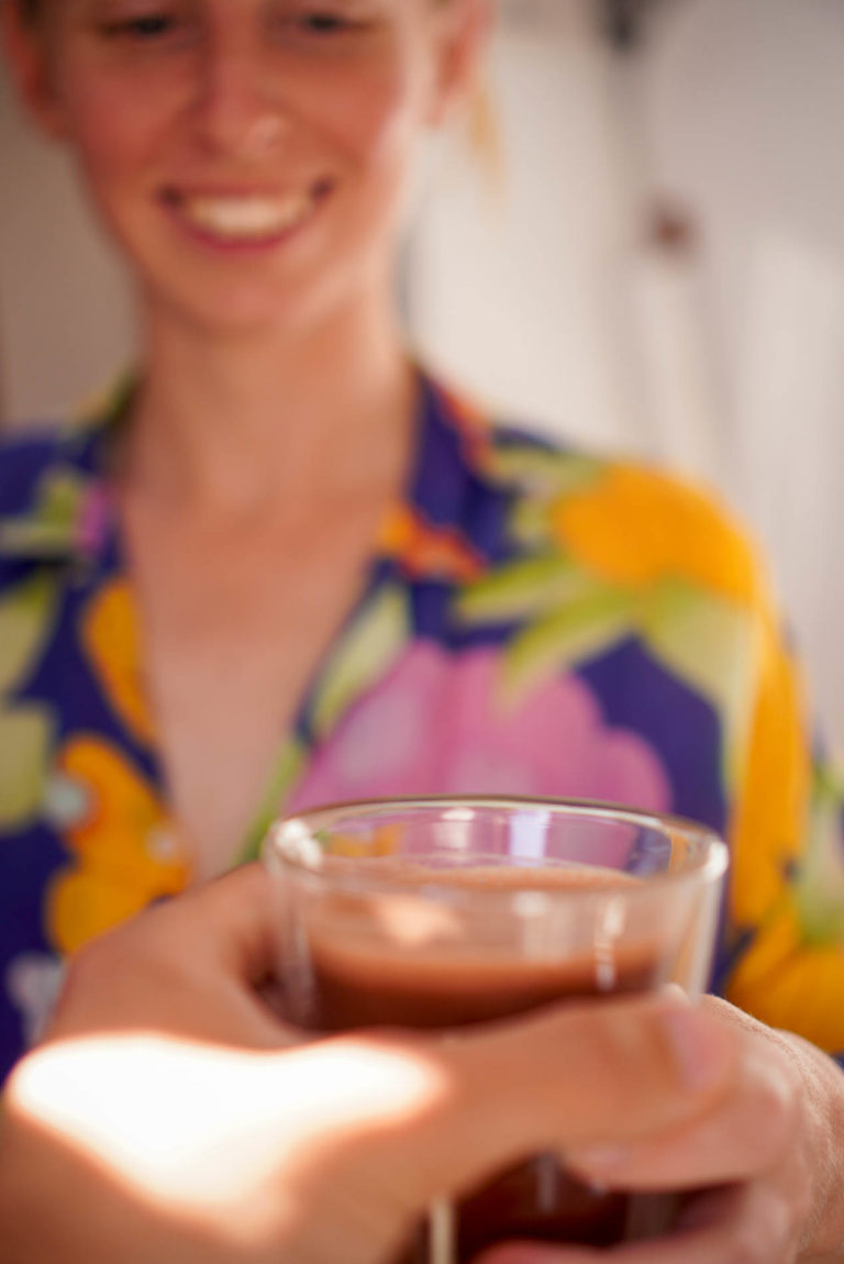 Vai Cacao Lenca handing over a cup