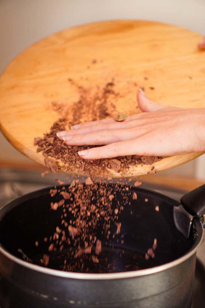 Vai cacao atehuan chopped cacao in pan