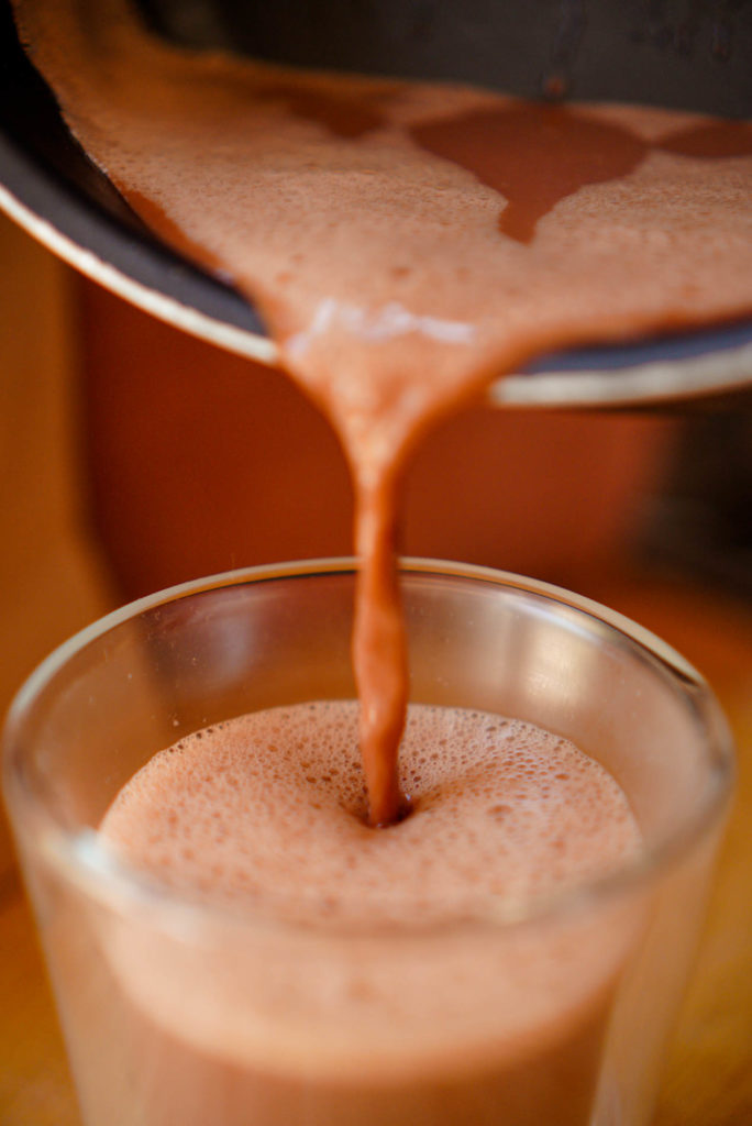 Vai Cacao Cuyancua pourring drink